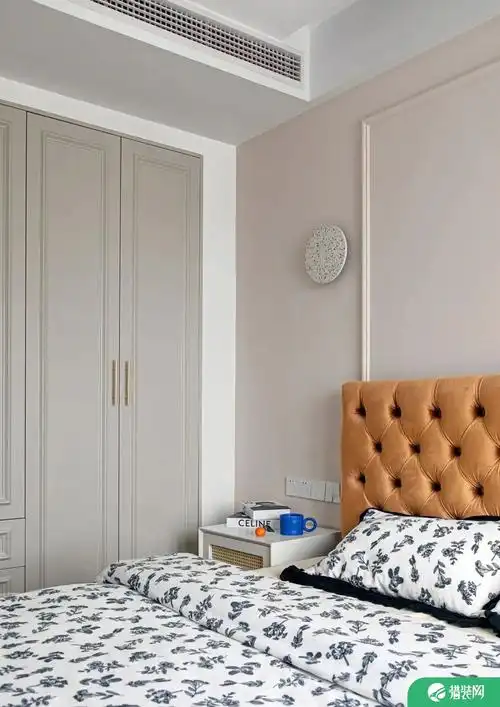 主卧床头墙面采用暖色系,立邦乳胶漆(珊瑚),其它墙面白色,衣柜选择