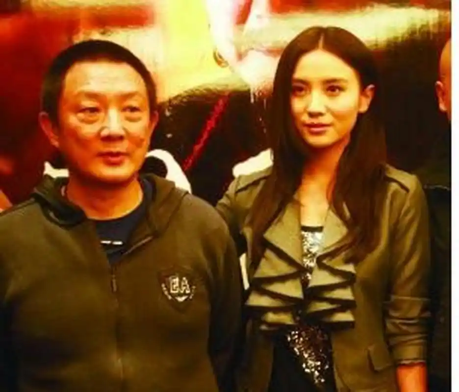 2007年,50岁的张黎爱上了小23岁的宋佳,虽然张黎已经结婚5次,可为了