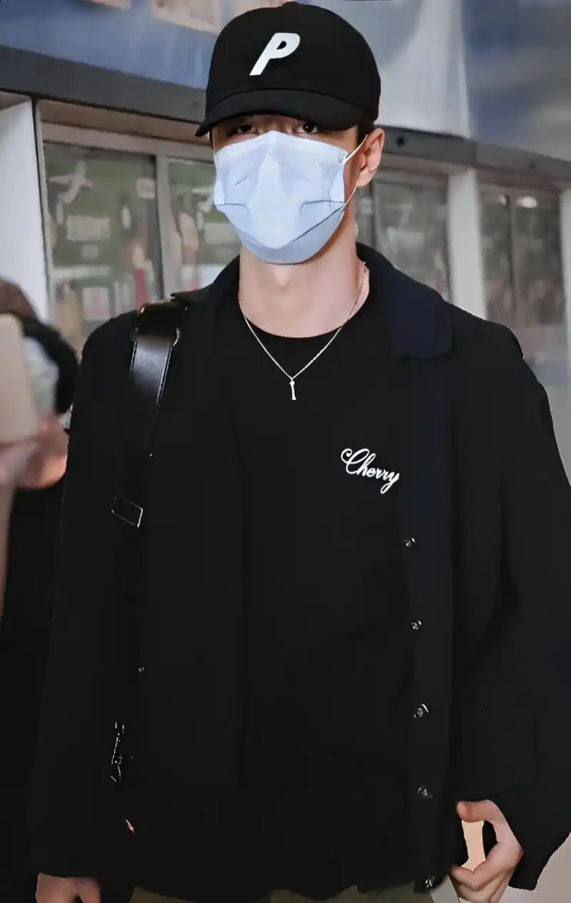 王一博要去洛杉矶了宽肩窄腰.那条小骨头项链真的很显眼