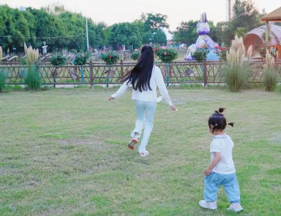 雷佳音老婆晒照被疑有二胎,11岁女儿涂指甲油好洋气,手机不离手