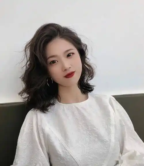 短发羊毛卷发型,款款时髦减龄,精致的小姐姐早就安排上了.