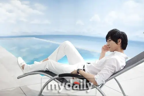 李胜基拍摄广告 爽朗微笑干净利落 (图)