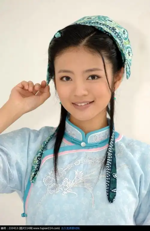 穿着古装手摸头巾的漂亮的安以轩