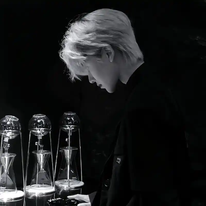 哪有人喜欢孤独,只是不喜欢失望罢了.#黑色控 #高级黑 #正 - 抖音