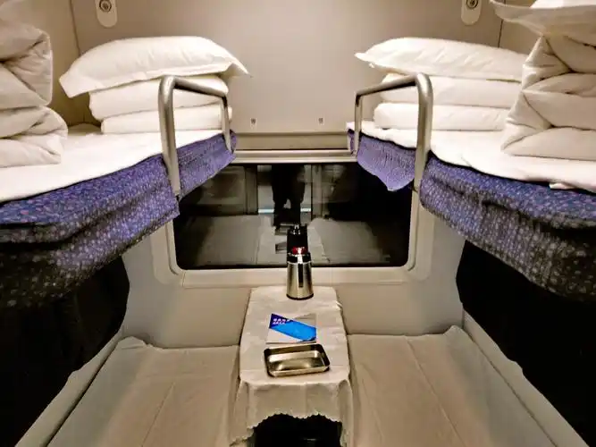 火车卧铺上睡觉头部最好朝向过道