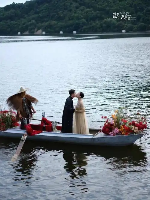 蓝色天空户外水上婚礼现场