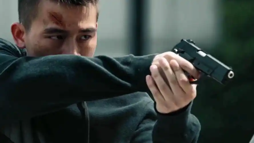 黑白禁区淦天雷欧豪饰演卧底任务结束归来反遭同事持枪围捕