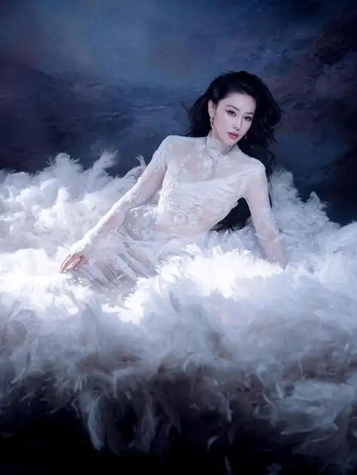 张馨予纯白蕾丝礼服亮相,优雅如月光仙子
