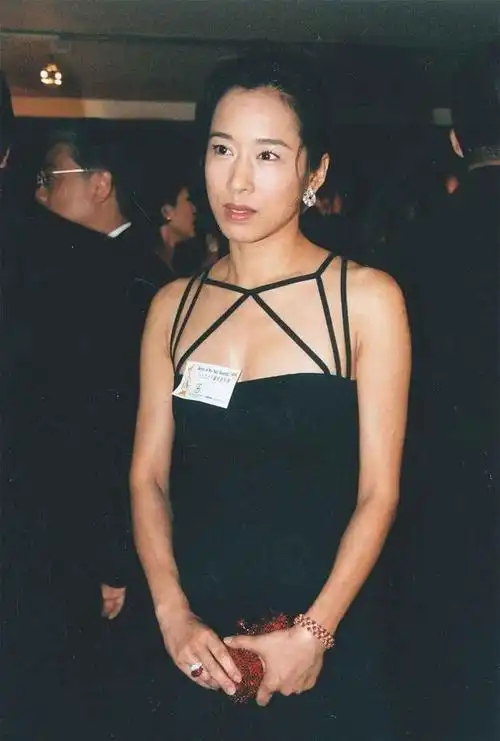 看了朱玲玲年轻时的照片终于明白霍启刚罗康瑞两富豪会那么爱她