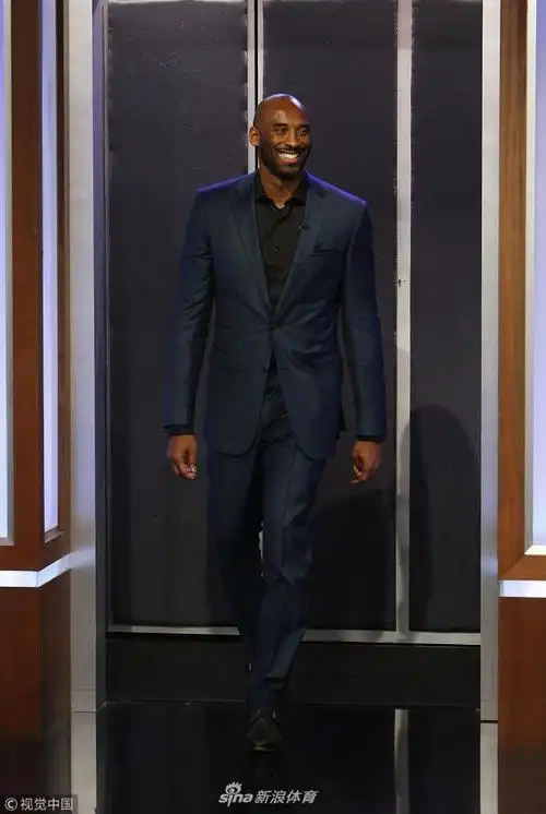 科比西装革履参加吉米鸡毛秀