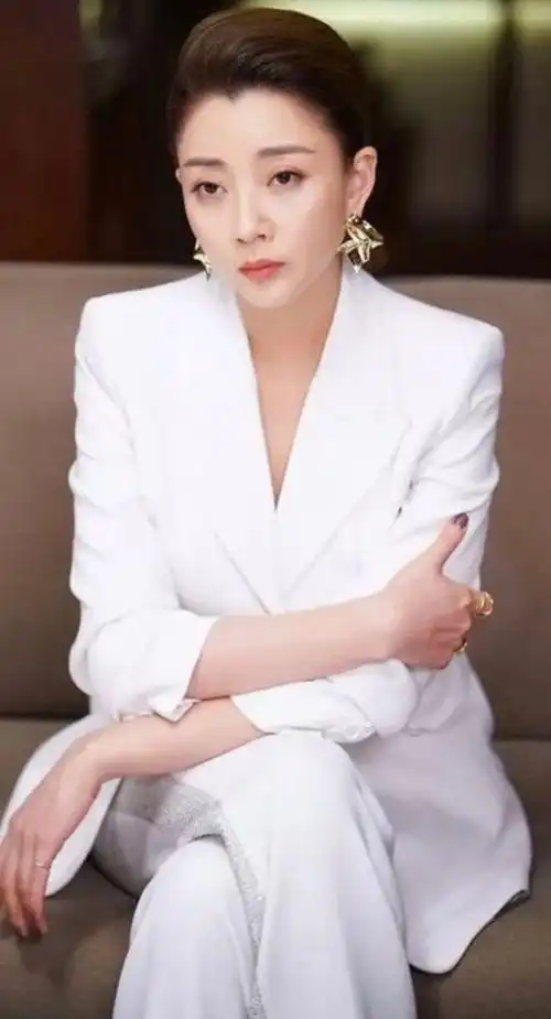 殷桃完美拿捏"纯欲风",穿蓝色套装露出一大截肩膀,高级感十足|发型|穿