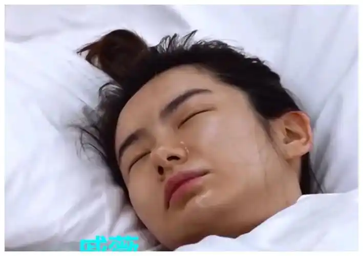 杨紫起床照,谭松韵起床照,戚薇起床照,看到热巴:真正的神颜!