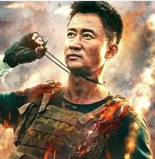 吴京低调现身机场爷们十足