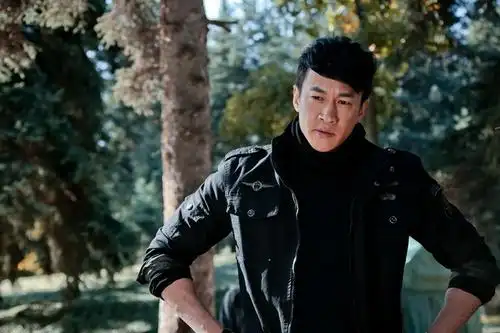 "护宝使者"何润东铁汉柔情 智勇双全展语言神技能