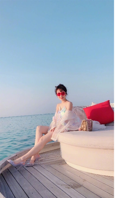 33岁豪门阔太李念晒美照,肤白貌美大长腿太吸睛