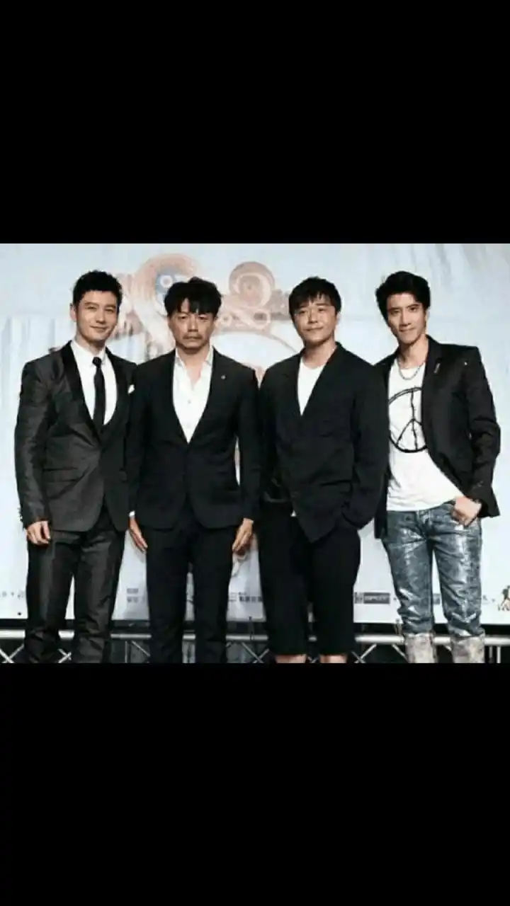 gif创作人# 黄晓明"去油"成功后跻身娱乐圈"合影杀手",竟比吴亦凡