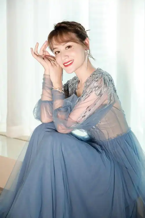 叶一茜蓝色梦幻星空长裙亮相直播盛典颜值超能打