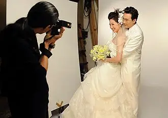 组图:李佳薇婚纱照首度曝光 与老公热吻秀恩爱