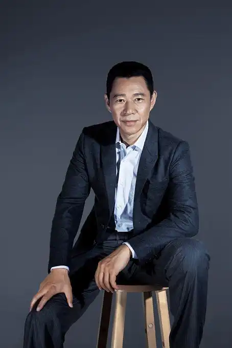 65岁张丰毅依然壮如牛肌肉线条完美健身让他看起来年轻