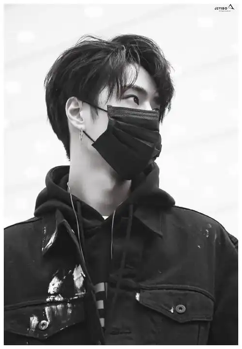 王一博带口罩合集大帅哥就是什么都挡住了也能苏你一脸的水平