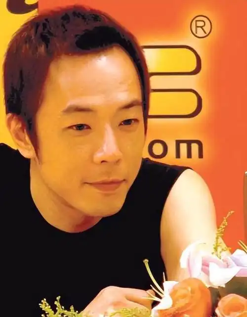 朱茵母女亮相黄贯中画展52岁朱茵打扮时尚12岁女儿越来越漂亮