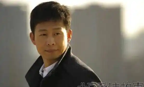 《北京爱情故事》《士兵突击》《鸡毛飞上天》大家还记得第一次看见他