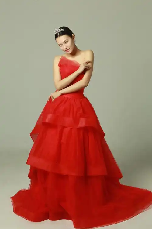 齐亚工坊大红系列新娘婚纱 时尚修身拖尾新娘婚纱 婚庆新娘婚纱图片