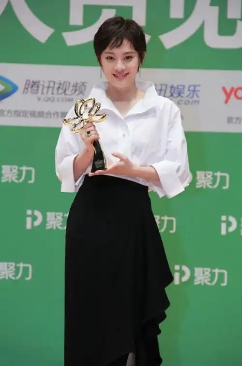 孙俪不仅气质好身材也能打!穿白衬衫配黑裙,腰细腿长比例真不错