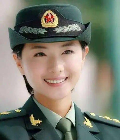 原创同是穿军装万茜英姿飒爽佘男神秘霸道而她被赞最美军花