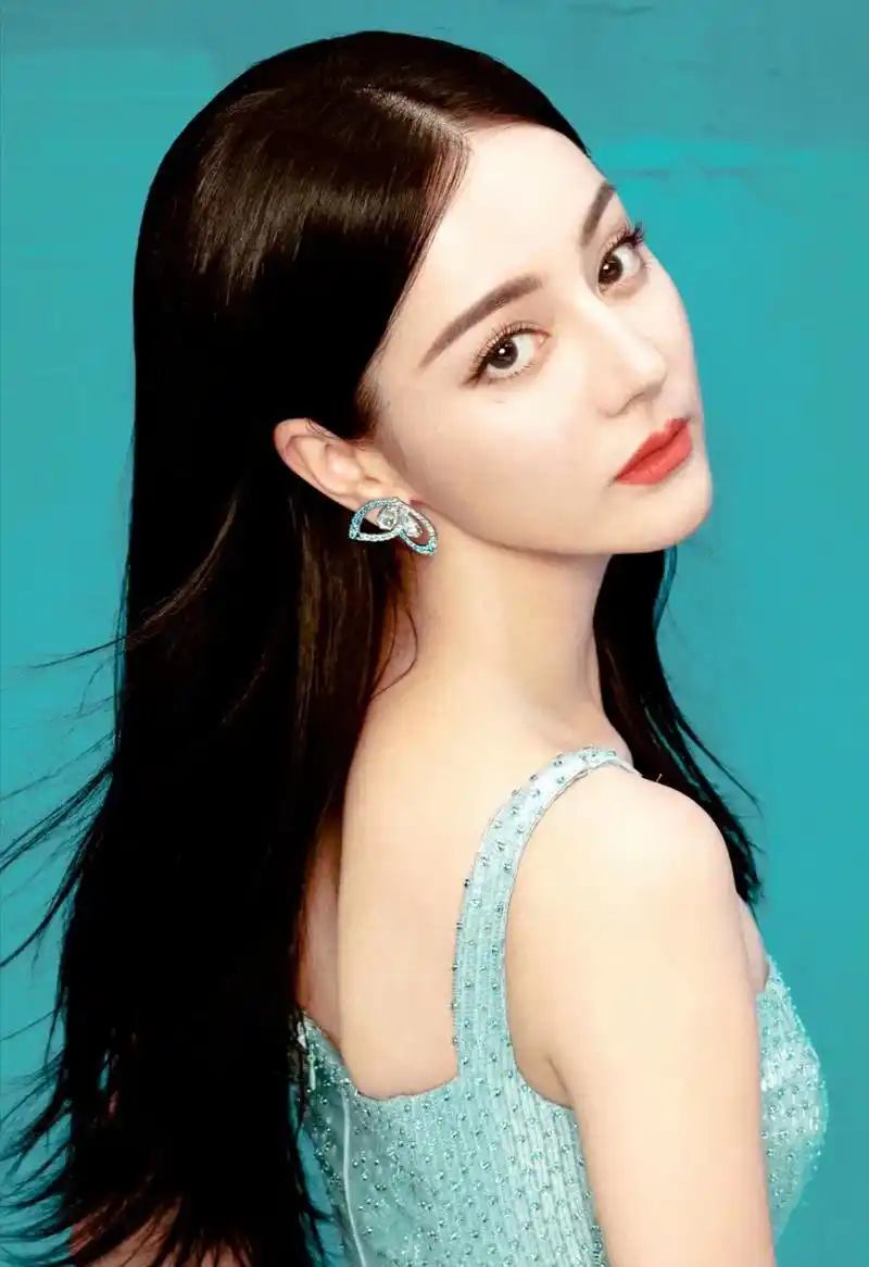 看迪丽热巴的每个侧脸照片,都是那样明艳动人,精致美丽,气质高雅,淋漓