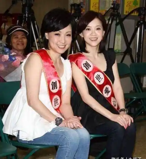 曾宝仪与她的妹妹曾咏仪,被送到台北的爷爷奶奶家抚养.