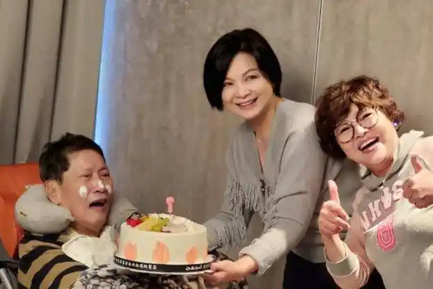 万沙浪的神情有些痛苦,脖子上还围着一个口水巾.