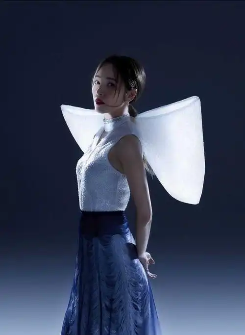 侯佩岑外网评论区沦陷,ins恶评如潮,粉丝鼎力相助振奋人心