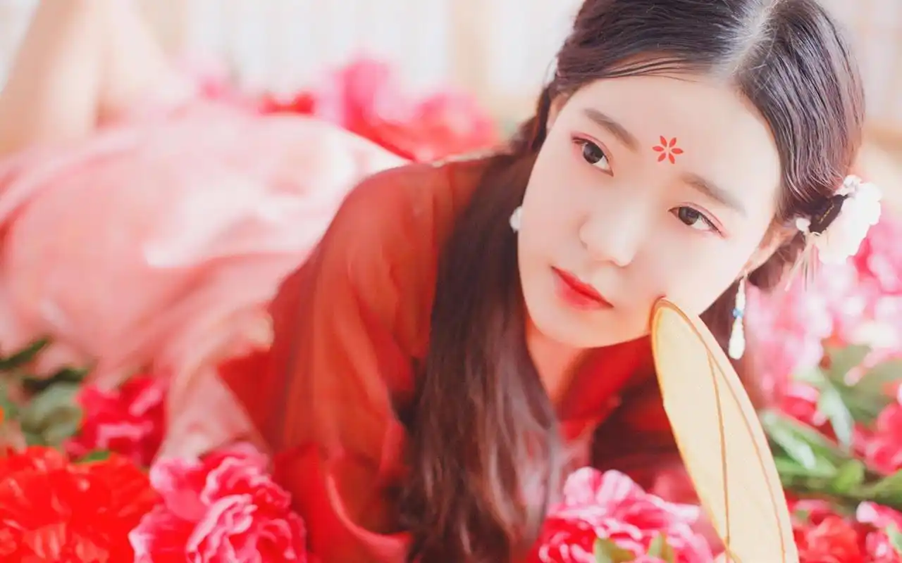 气质美女古风汉服唯美写真高清桌面壁纸