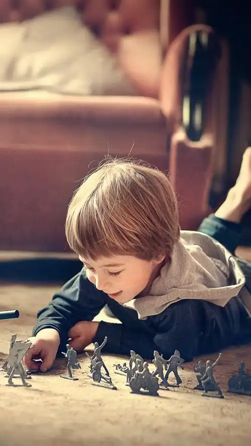 壁纸 小男孩玩玩具,孩子 2560x1600 hd 高清壁纸, 图片, 照片