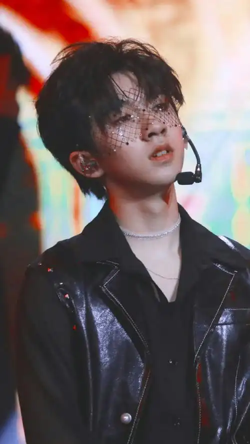 愚人节贺图##贺峻霖寸头童年照