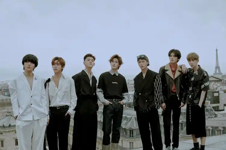 乐华next团体写真一直娱上线 全体白衬衫造型散发青春气息