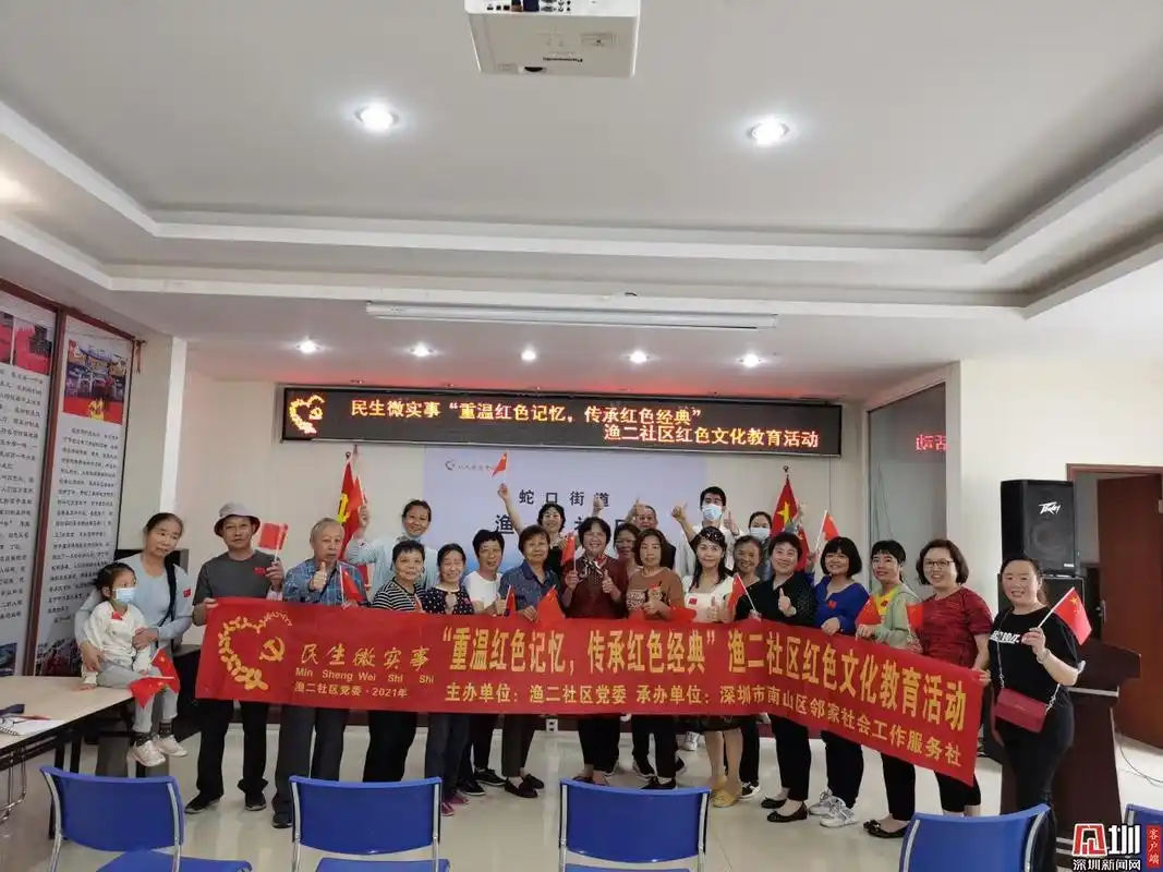 活动的居民进行签到,测量体温,发放红歌手册以及爱国t恤等准备物资