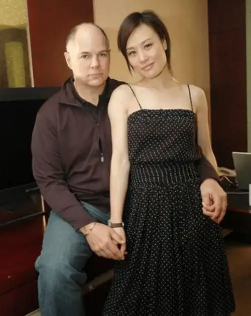 朱曼芳:大女儿是著名演员,小女儿是画家,对偏瘫丈夫不离不弃_邬承业