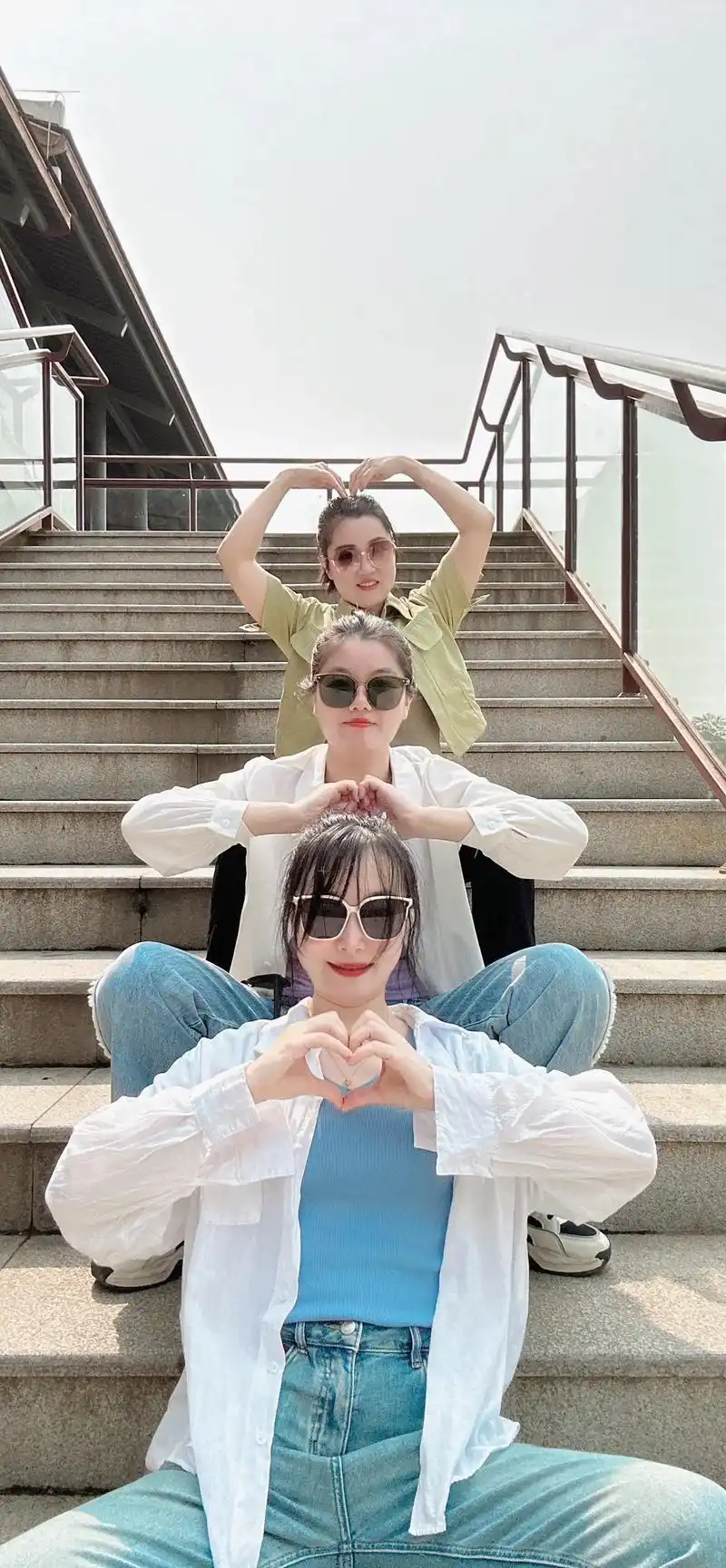 三人闺蜜照拍照姿势