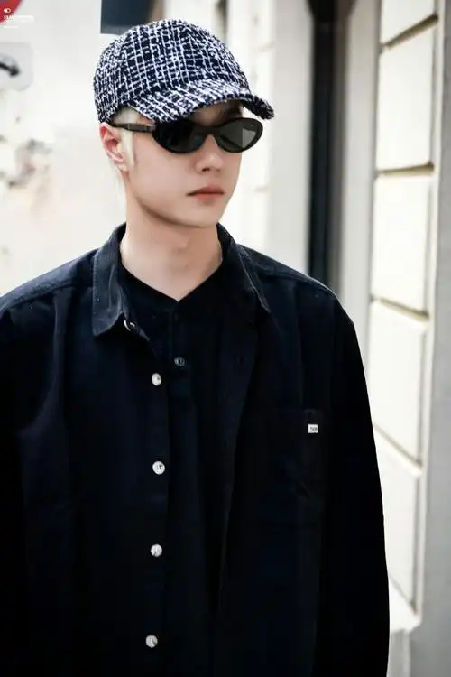 网友在巴黎偶遇王一博#这只是路人和粉丝拍的,明天专业镜头下的王