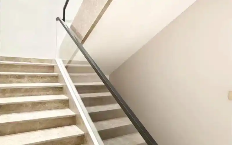 络网红玻璃楼梯扶手,无框玻璃预埋钢槽 安装现场教学