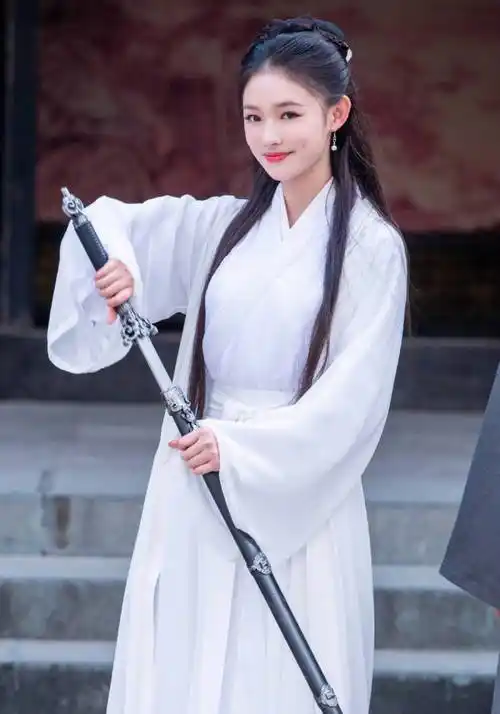 编辑在照片中,林允穿着一身纯白古装长裙,两缕青丝垂落在胸前,化着