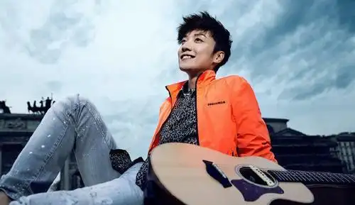 探访乔任梁墓地墓碑,话筒,吉他,鲜花相伴,离开了但并不孤单!