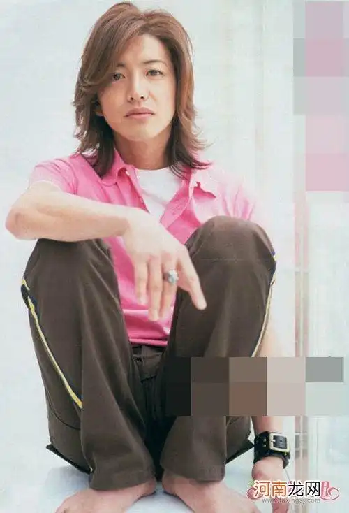 文章插图男生长卷发梳偏分酷帅发型【男生长头发如何打理头型酷帅