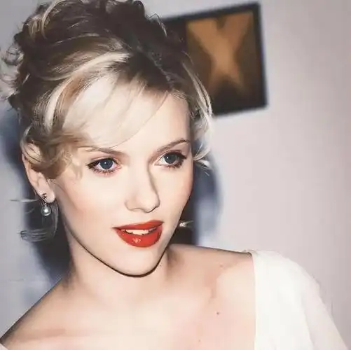 惊叹黑寡妇斯嘉丽约翰逊漫威宇宙与好莱坞的双重传奇