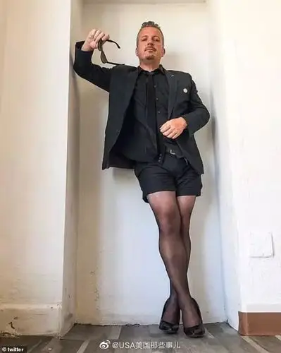 近日,美国佛罗里达机场,一名穿着丝袜高跟鞋的男子走红网络