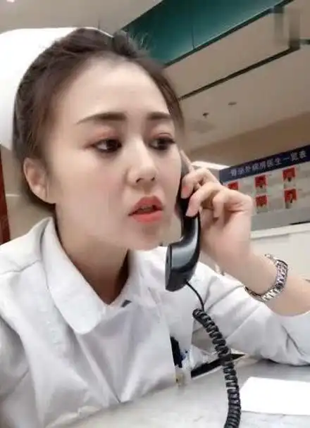 漂亮的护士小姐姐火了,听她霸气打电话,网友表情也太丰富了