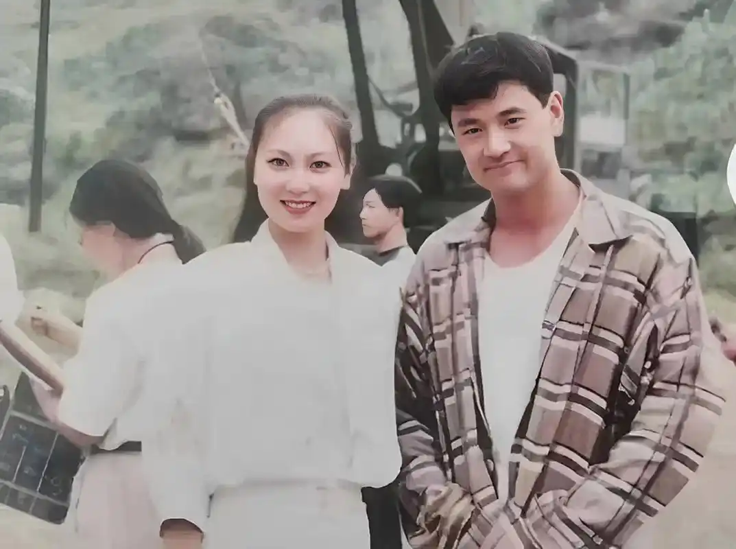 30多年前,年轻时的于荣光·老师硬朗而英俊.他在香港娱乐圈发展.