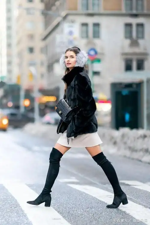 明星街拍:短绒皮草针织裙 麂皮过膝靴大秀美腿